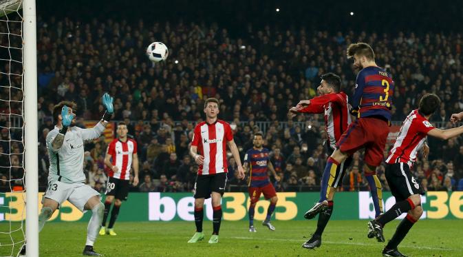 Gerard Pique mencetak gol kedua Barcelona ke gawang Athletic Bilbao pada leg kedua perempat final Copa del Rey di Campnn Nou, Kamis (28/1/2016). (REUTERS/Albert Gea)