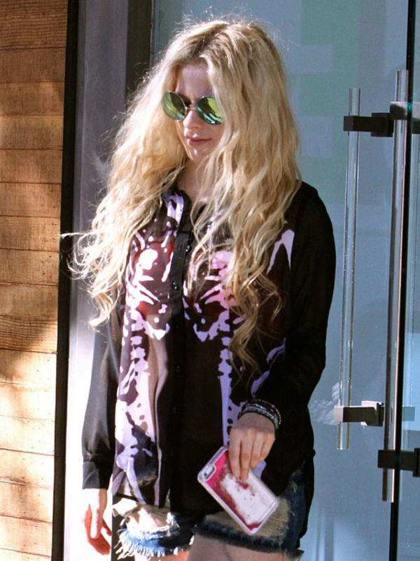 Avril Lavigne (via dailymail.co.uk)