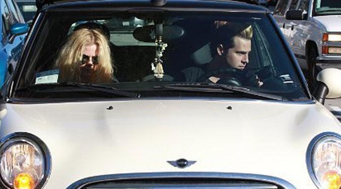 Avril Lavigne dan Ryan Cabrera (via aceshowbiz.com)