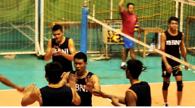 Aji Maulana (tengah) saat berlatih bersama Jakarta BNI 46 di Padepokan Voli Indonesia, Sentul, Bogor, Rabu (27/12016), jelang Pertamina Proliga 2016. (Liputan6.com)