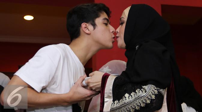 Al-Ghazali saat mencium Ibunda Maia Estianty (Liputan6.com/Herman Zakharia)