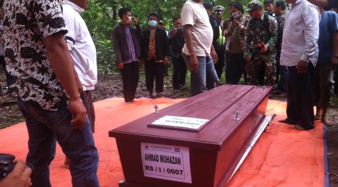 Azan terduga teroris Thamrin dimakamkan di Cirebon tanpa dihadiri orangtua. (Liputan6.com/Panji Prayitno)