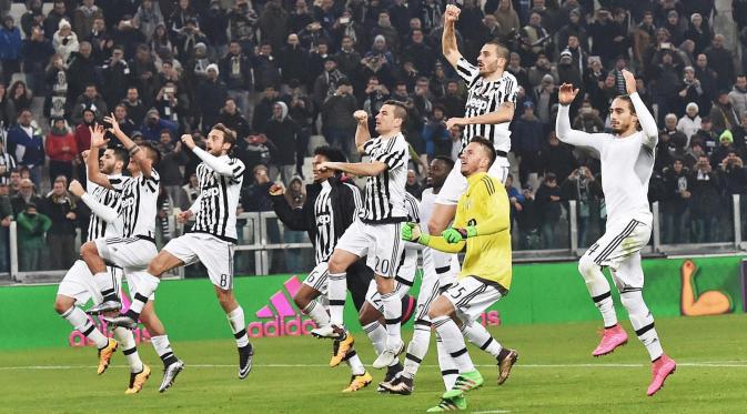 Pemain Juventus meluapkan kegembiraan setelah mengalahkan Inter Milan 3-0 pada leg pertama semifinal Coppa Italia di Stadion Juventus, Turin, Kamis (28/1/2016) dini hari WIB. (EPA/Andrea Di Marco)