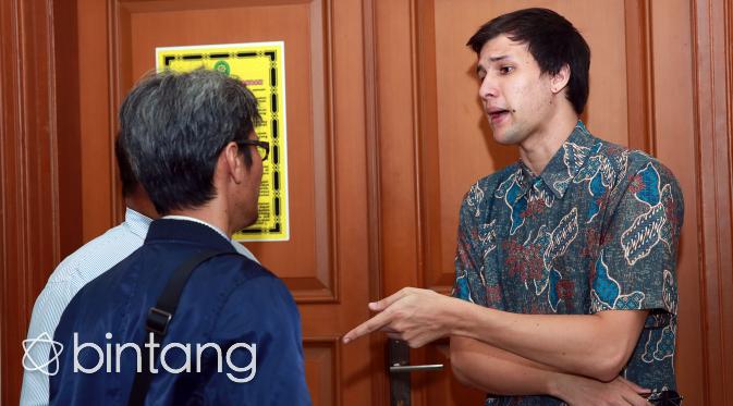 Stuart Collin mengenakan kemeja batik berkaca mata hitam datang lebih dulu di Pengadilan Agama.(Deki Prayoga/Bintang.com)