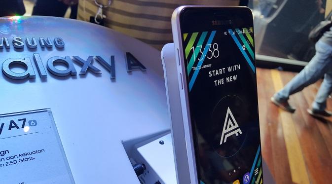 Smartphone Terbaru 2016 di bulan Januari - Samsung Galaxy A7 2016 tampak samping (Liputan6.com/ Dewi Widya Ningrum)