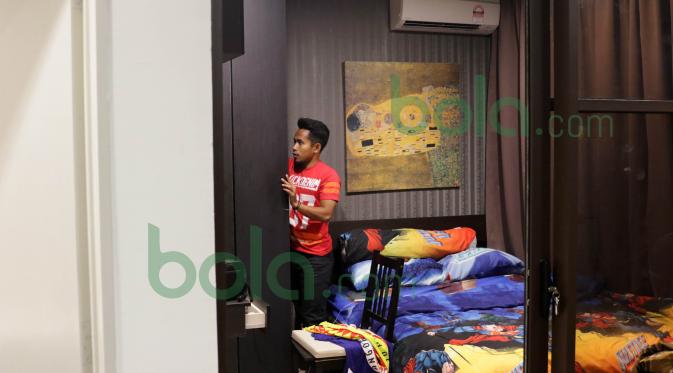 Andik Vermansah Saat berada di Apartemen miliknya sekitar daerah Shah Alam, Selangor, Malaysia, Rabu (27/1/2016). (Bola.com/Nicklas Hanoatubun)