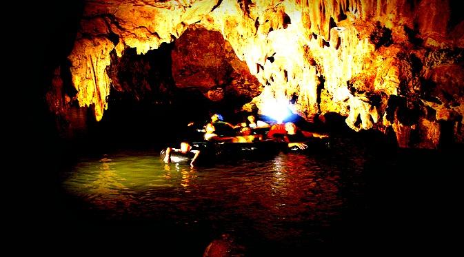 Wisata menyusuri sungai di dalam gua (cave tubing) menyajikan pemandangan unik.