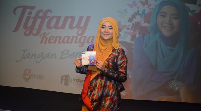 Memulai langkahnya di jalur musik, Tiffany Kenanga dapat dukungan dari sosok penting di balik hits Fatin Shidqia.