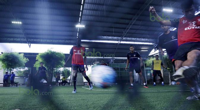 Makan Konate (kiri) dan rekan-rekannya saat berlatih bersama di Lapangan Futsal Extreme Park Ipoh, Perak, Malaysia, Jumat (29/01/2016). (Bola.com/Nicklas Hanoatubun)