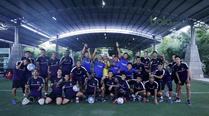 Ofisial dan Pemain Terengganu FC 2 foto bersama di Lapangan Futsal Extreme Park di Ipoh, Perak, Malaysia, Jumat (29/1/2016). (Bola.com/Nicklas Hanoatubun)