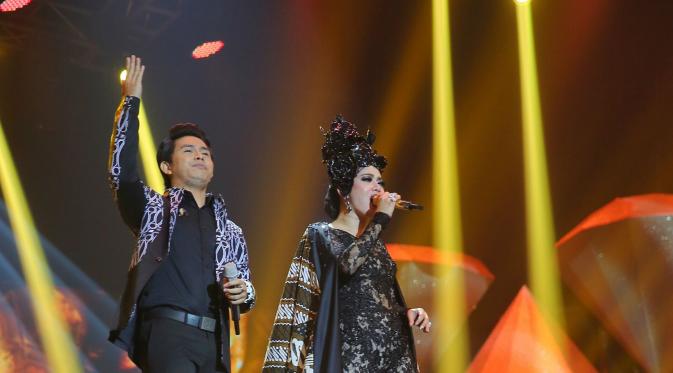 Penampilan duet Syahrini bersama Cakra Khan dalam konser The Biggest Concert 'Dream Big' di Studio Emtek, Jakarta, Jumat (29/1). Dalam konser bernuansa glamor itu, Syahrini membawakan 15 lagu. (Liputan6.com/Faizal Fanani)