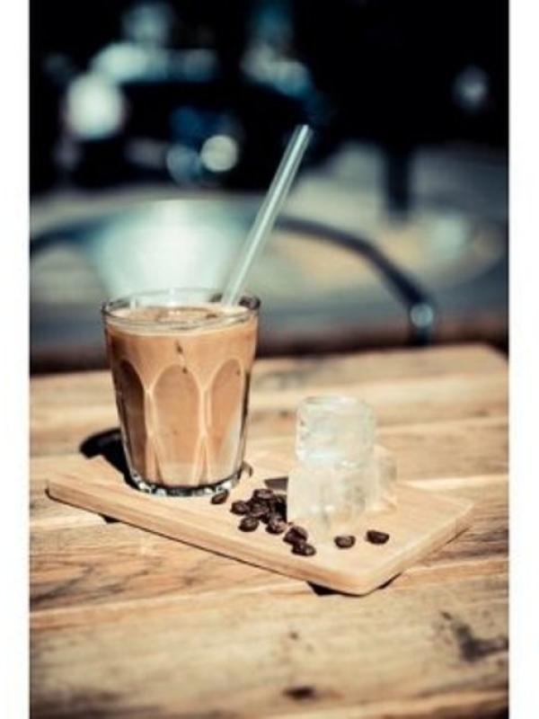 Menikmati kopi dengan tambahan es membuatnya lebih segar dan nikmat