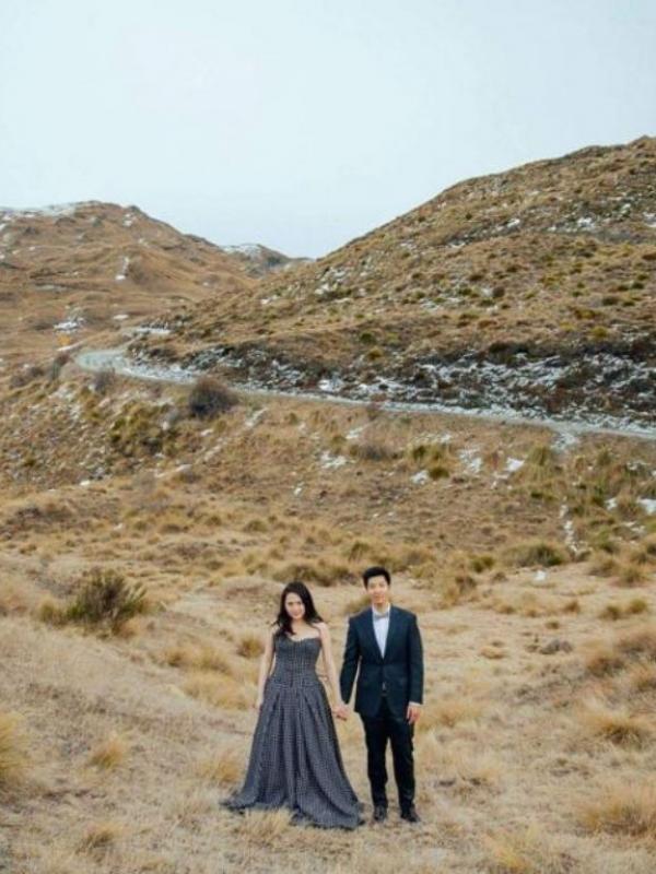 Foto pre-wedding Wayan Mirna dan Arief Soemarko dengan latar bukit. (Via: instagram.com/mirnasalihin)
