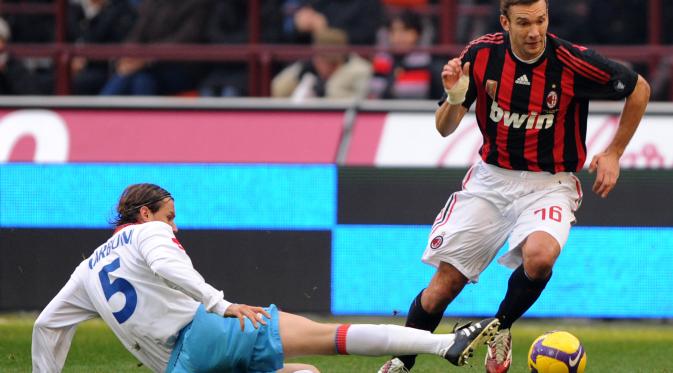 Andrei Shevchenko (kanan) saat masih membela Milan. Dia masih tercatat sebagai pencetak gol terbanyak Derby Milan dengan 14 gol. (AFP/Giuseppe Cacace)