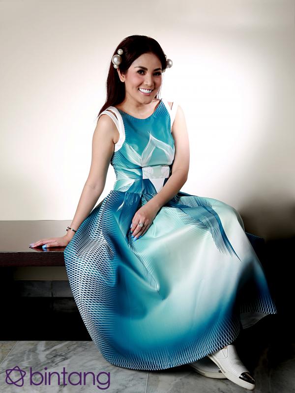 Nindy Ayunda (Photographer: Deki Prayoga, Digital Imaging: Denti Ebtaviani, Dress: Josephine Nyoman, Accessories: Rinaldy A. Yunardi, Fashion Stylist: Erich Al Amin, Make-up Artist: Andre Blake)