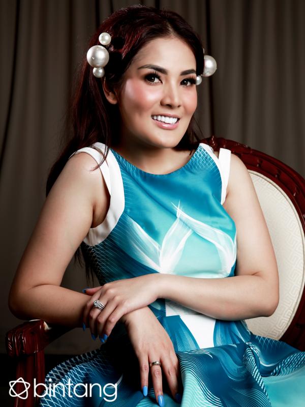 Nindy Ayunda (Photographer: Deki Prayoga, Digital Imaging: Denti Ebtaviani, Dress: Josephine Nyoman, Accessories: Rinaldy A. Yunardi, Fashion Stylist: Erich Al Amin, Make-up Artist: Andre Blake)