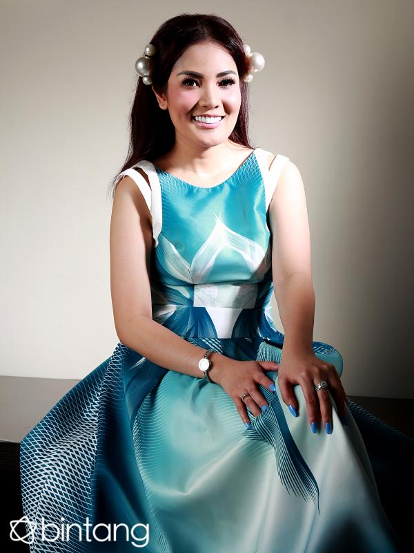 Nindy Ayunda (Photographer: Deki Prayoga, Digital Imaging: Denti Ebtaviani, Dress: Josephine Nyoman, Accessories: Rinaldy A. Yunardi, Fashion Stylist: Erich Al Amin, Make-up Artist: Andre Blake)