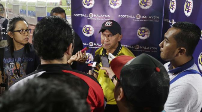 Pelatih T-Team FC, Rahmad Darmawan melayani wawancara media seusai laga melawan ATM FA pada play-off MSL 2016 di Stadion Perak, Ipoh, Sabtu (30/1/2016). T-Team berhak promosi ke MSL seusai menang 2-1 atas ATM FA. (Bola.com/Nicklas Hanoatubun)