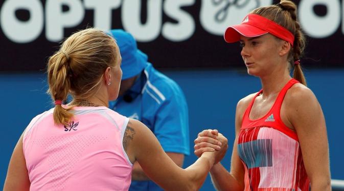 Daniela Hantochova (kanan) bersalaman dengan Svetlana Kuznetsova seusai pertandingan babak pertama Australia Terbuka 2016, 18 Januari 2016. (Reuters/Brandon Malone)