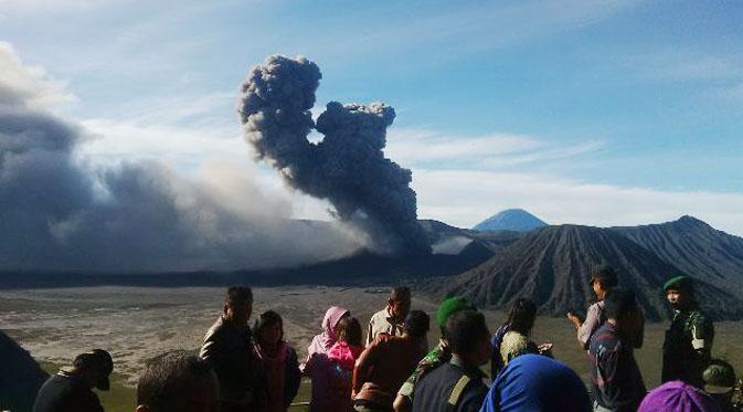 Sejumlah wisatawan mengunjungi Gunung Bromo di Jawa Timur. (Liputan6.com/Dian Kurniawan)