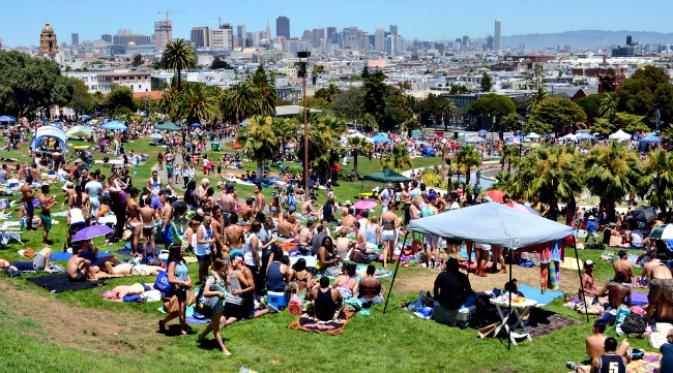 Dolores Park, sebuah taman umum yang terkenal di kota San Francisco. (Sumber Wikipedia)