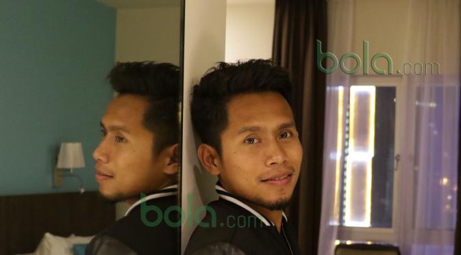 Andik Vermansah dengan tampilan rambutnya sebelum keluar dari Apartemen di Selangor, Malaysia, Rabu (27/01/2016). (Bola.com/Nicklas Hanoatubun)