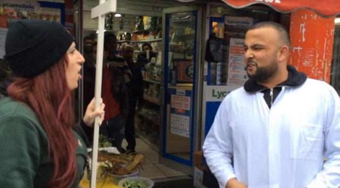 Penjaga toko bernama Hassan Uddin konfrontir Jayda Fransen terkait ejekannya yang sebut Muhammad SAW nabi palsu | Via: dailymail.co.uk