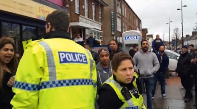 Polisi menertibkan warga yang mulai marah dengan patroli Anti-Islam di Inggris ini | Via: dailymail.co.uk