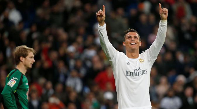 Ekspresi Cristiano Ronaldo setelah mencetak gol ke gawang Espanyol dalam lanjutan La Liga Spanyol di Stadion Santiago Bernabeu, Madrid, Senin (1/2/2016) dinihari WIB. (EPA/Juan Carlos Hidalgo)