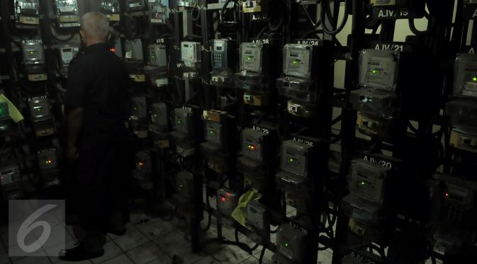 Petugas melakukan pengecekan meteran listrik di ruang panel listrik di Kawasan Pejompongan, Jakarta, Senin (2/1). Februari, PT PLN (Persero) kembali menurunkan tarif dasar listrik (TDL) untuk 12 golongan pelanggan nonsubsidi. (Liputan6.com/Faisal R Syam)