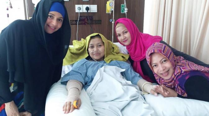 Inilah istri Deddr Drajat saat masih terbaring di Rumah Sakit MRCCC, Semanggi, Jakarta  Selatan. (Facebook)