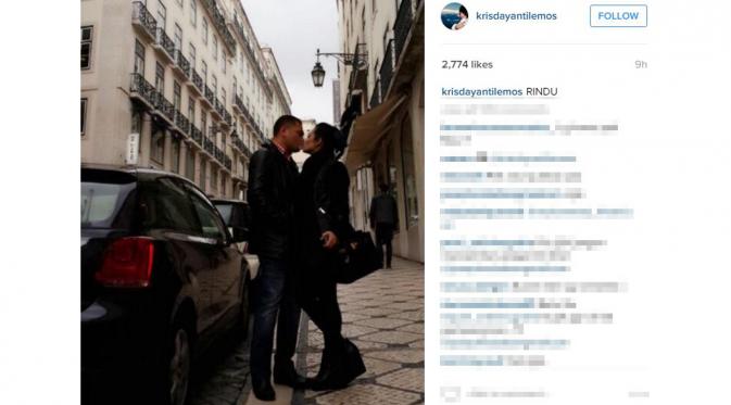Kangen, Krisdayanti Unggah Foto Ciuman dengan Suami [foto: instagram/krisdayantilemos]