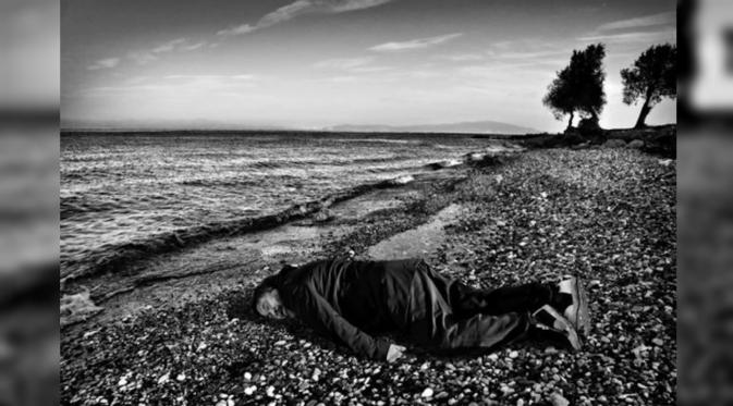 Ai Weiwei reka ulang foto bocah Suriah Alan Kurdi yang tenggelam di Laut Mediterania September tahun lalu. (Shanghaiist)