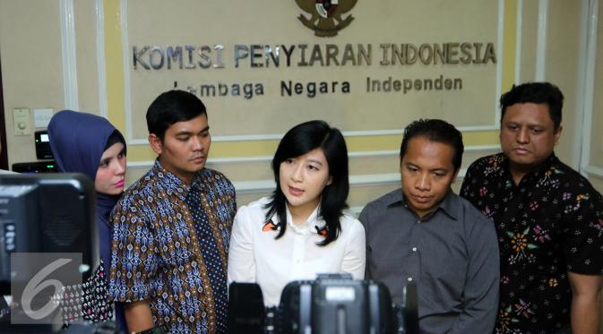 Indra Bekti bersama istri, Aldilla Jelita dan perwakilan dari Komisi Penyiaran Indonesia (KPI). [Foto: Herman Zakharia/Liputan6.com]