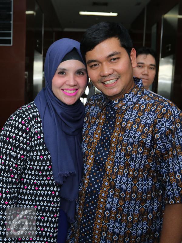 Indra Bekti dan istri saat tiba di KPI, Jakarta, Rabu (3/2/2016). Dalam konsultasi Indra Bekti ke KPI, ada pember‎itaan yang tidak berimbang dan pemberitaan yang belum punya dasar hukum. (Liputan6.com/Herman Zakharia)