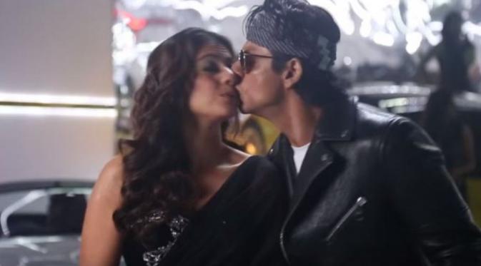 Shah Rukh Khan dan Kajol tidak sengaja berciuman bibir [foto: youtube/Red Chillies Entertainment]