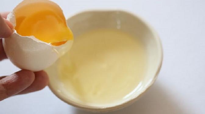 Putih telur bisa bantu hilangkan kerutan pada wajah (Via: stayonthehealthypath.com)