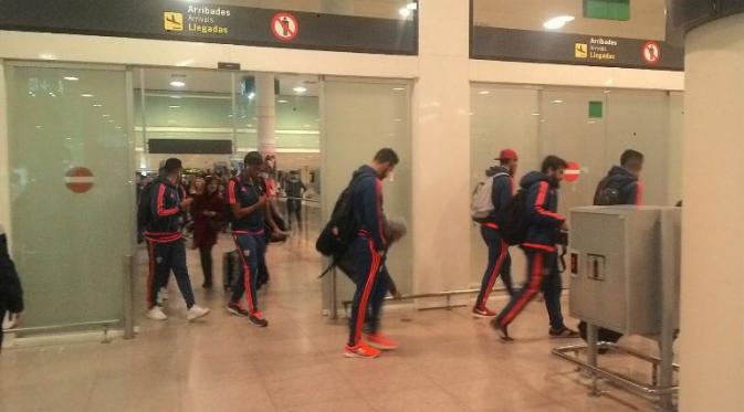 Pemain Valencia mendarat di Bandara El Prat, Barcelona, bersamaan dengan tibanya bintang sepak bola Indonesia, Evan Dimas, Rabu (3/2/2015) sore waktu setempat. (Dok.KBRI Madrid)