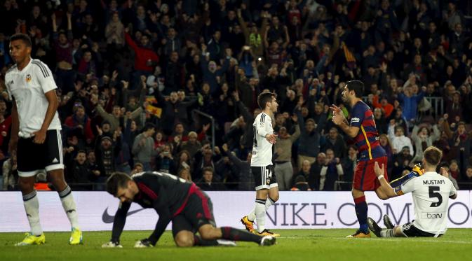 Kiper Valencia Matthew Ryan tertunduk lesu setelah striker Barcelona Luis Suarez menjebol gawangnya pada leg pertama semifinal Copa del Rey di Camp Nou, Kamis (4/2/2016). (Liputan6.com/REUTERS/Albert Gea)