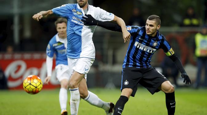 Kapten Inter Milan, Mauro Icardi mencoba merebut bola dari pemain Chievo, Nichola Spolli. Inter menang 1-0 dari Chievo di pertandingan Kamis (4/2/2016) dinihari tadi.