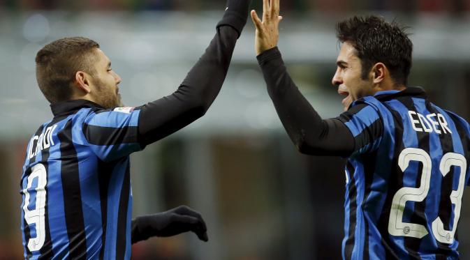 Dua striker Inter Milan, Eder dan Mauro Icardi dalam pertandingan melawan Chievo Verona, Kamis (4/2/2016) dinihari tadi.