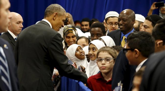 Presiden AS, Barack Obama bersalaman dengan seorang siswi Muslim Amerika seusai menyampaikan pidato saat kunjungan ke masjid Islamic Society of Baltimore, Catonsville, Maryland, Rabu (3/2/2016). (REUTERS/Jonathan Ernst)