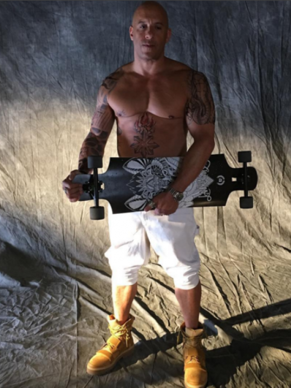 Vin Diesel membawa skateboard. (Instagram)