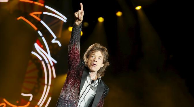 Aksi Vokalis The Rolling Stones, Mick Jagger membawakan lagu saat konser bertajuk 