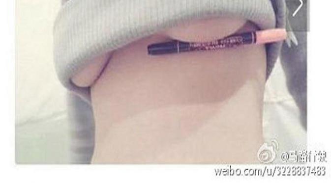 Tren menyelipkan pulpen di payudara oleh masyarakat China (sumber. Dailydot.com)