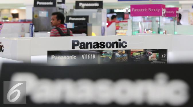 Sejumlah produk Panasonic terlihat di Elektronic City, Jakarta, Kamis (4/2). Kabar penutupan dua pabrik PT Panasonic Lighting di Jawa Timur dan Jawa Barat, tidak akan mempengaruhi bisnis penjualan Panasonic di Tanah Air. (Liputan6.com/Angga Yuniar)