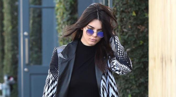 Kecantikan yang dimiliki Kendall Jenner memang tak diragukan lagi, bahkan meski tanpa make up, saudara dari Kylie Jenner ini tetap memukau. Ia tampil kasual memakai celana legging ketika berjalan dari kedai kopi. (via mirror.co.uk)