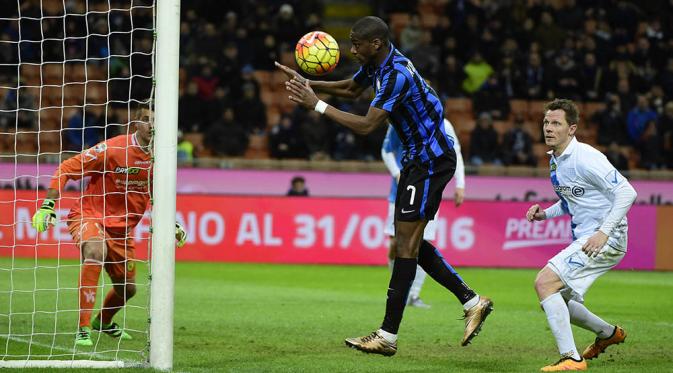Gelandang Inter Milan, Geoffrey Kondogbia, berusaha membobol gawang Chievo. La Beneamata kini berbeda sembilan poin dengan Napoli, sang pemuncak klasemen. (AFP/Olivier Morin)