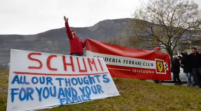 Fans memberikan dukungan kepada Schumacher. (PHILIPPE DESMAZES / AFP)