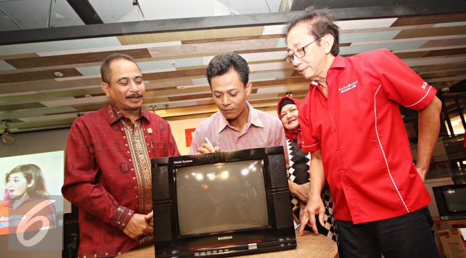 Menteri Pariwisata Arief Yahya (kiri) bersama Direktur Utama PT Sido Muncul Irwan Hidayat (kanan) menerima televisi buatan Kusrin dalam acara Launching Iklan Terbaru Kuku Bima Energi di Jakarta, Jumat (5/2). (Liputan6.com/Immanuel Antonius)